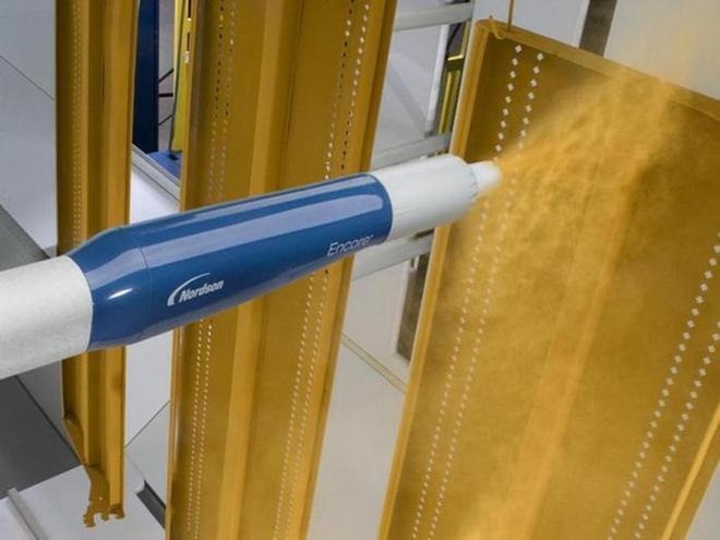 Cabina de pintado industrial con piezas metálicas siendo pintadas - Industrias MAM